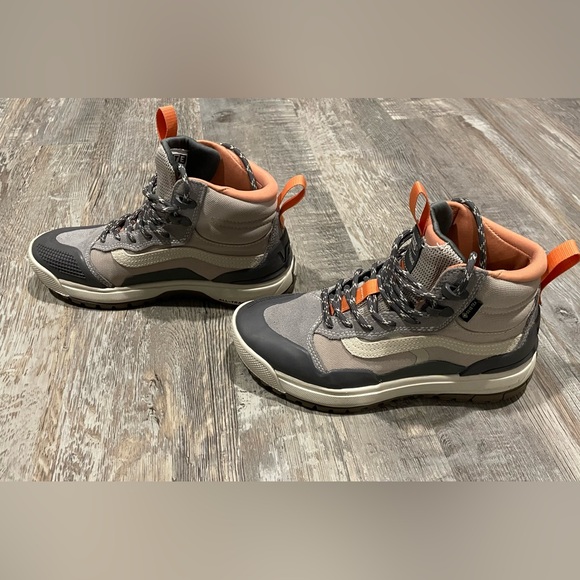 Vans hiking shoes size 6 - Picture 3 of 8